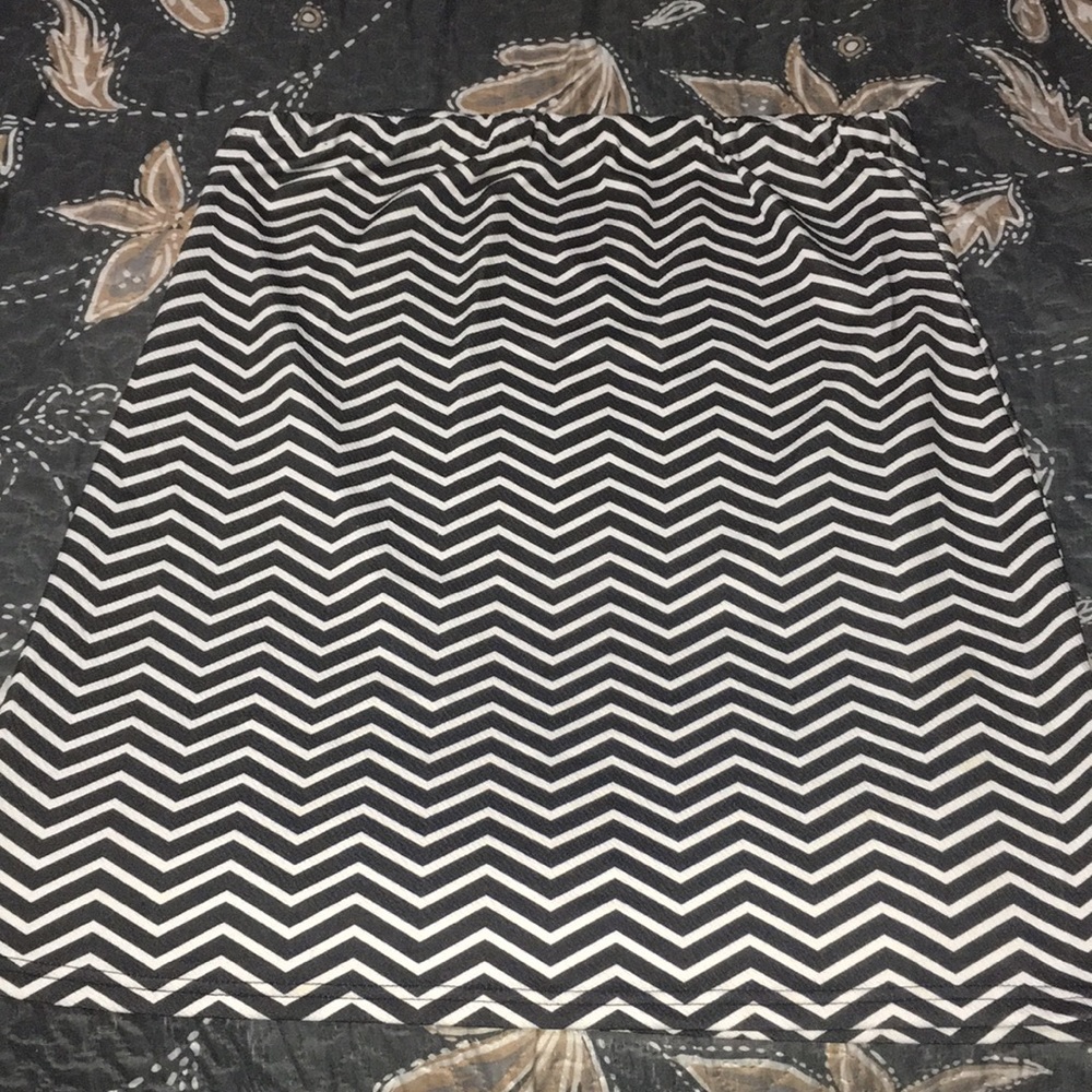 5/$25 Black and White Pencil Skirt